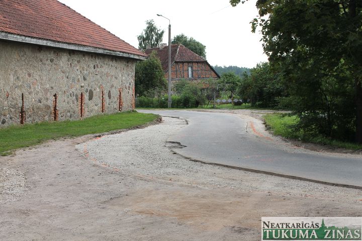 Pie Šlokenbekas muižas remontē ceļu