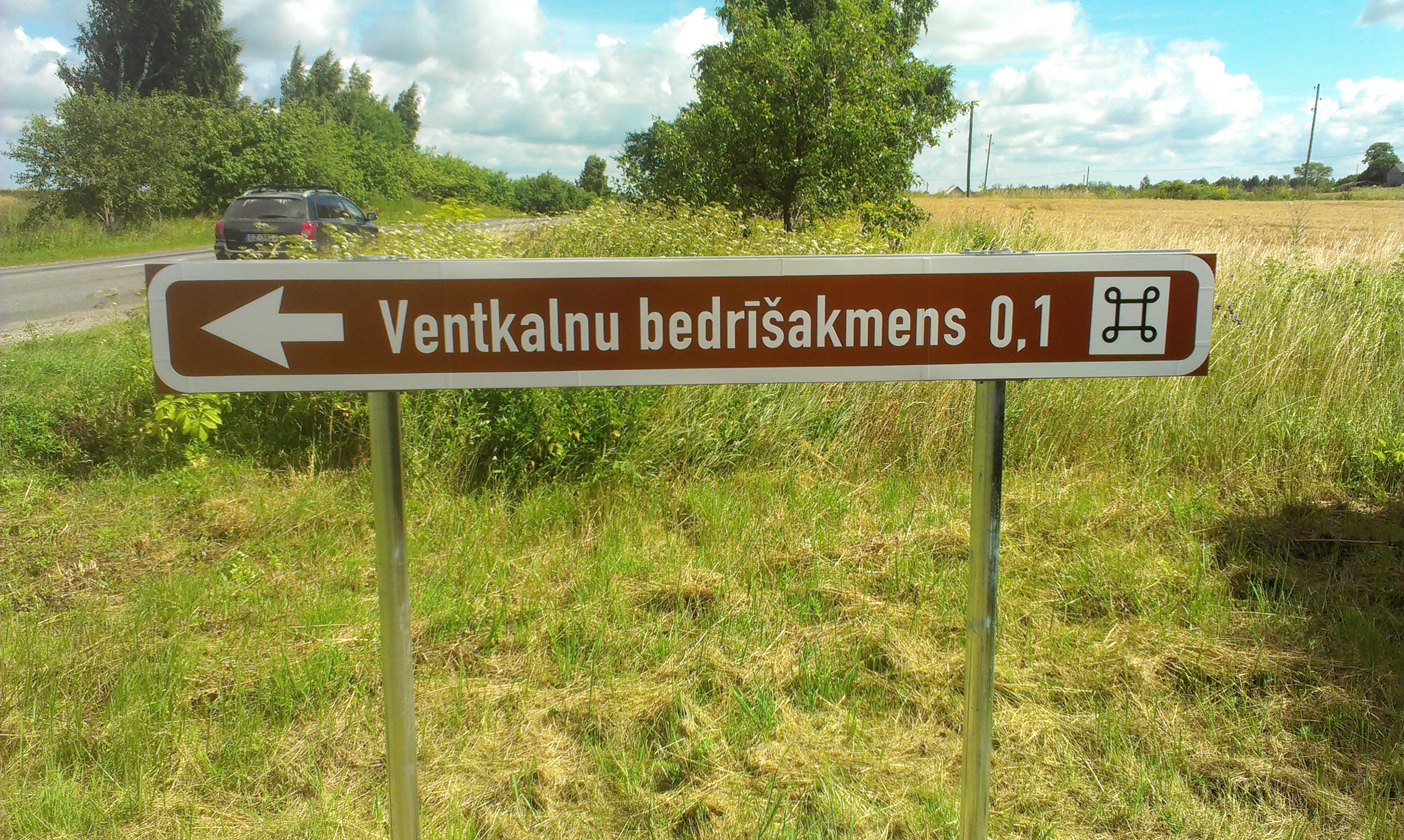 Uzstādītas norādes zīmes un tūrisma informācijas stendi pie Kurzemes svētvietām