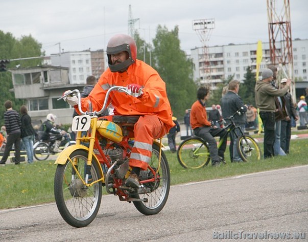 Pārdur riepas un nozog «Deltu»