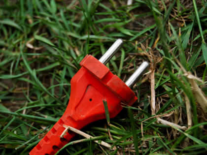 Šovasar vairākas traumas gūtas, ar zāles pļāvēju uzbraucot elektriskajam vadam