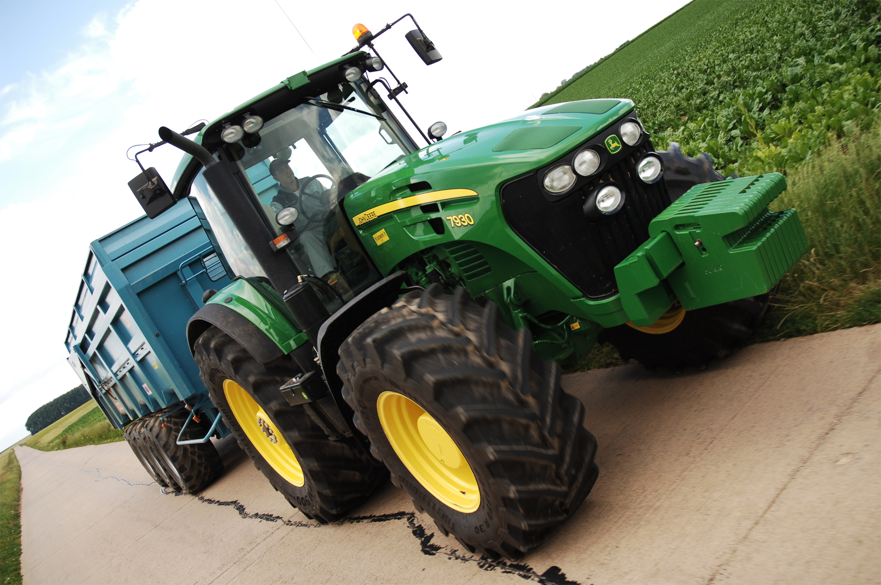 Zentenē traktors uzbrauc stāvošam auto, kurā atradās sieviete