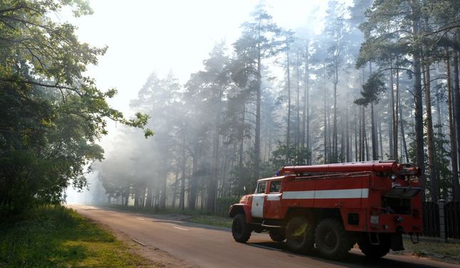 Brīvdienās degusi kūdra, no brūkošas ēkas evakuēti cilvēkus, akā mirusi sieviete
