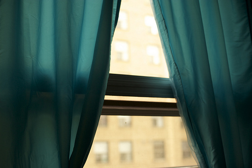 Tukumā vīrietis dzērumā smēķējot izkrīt pa 2. stāva logu