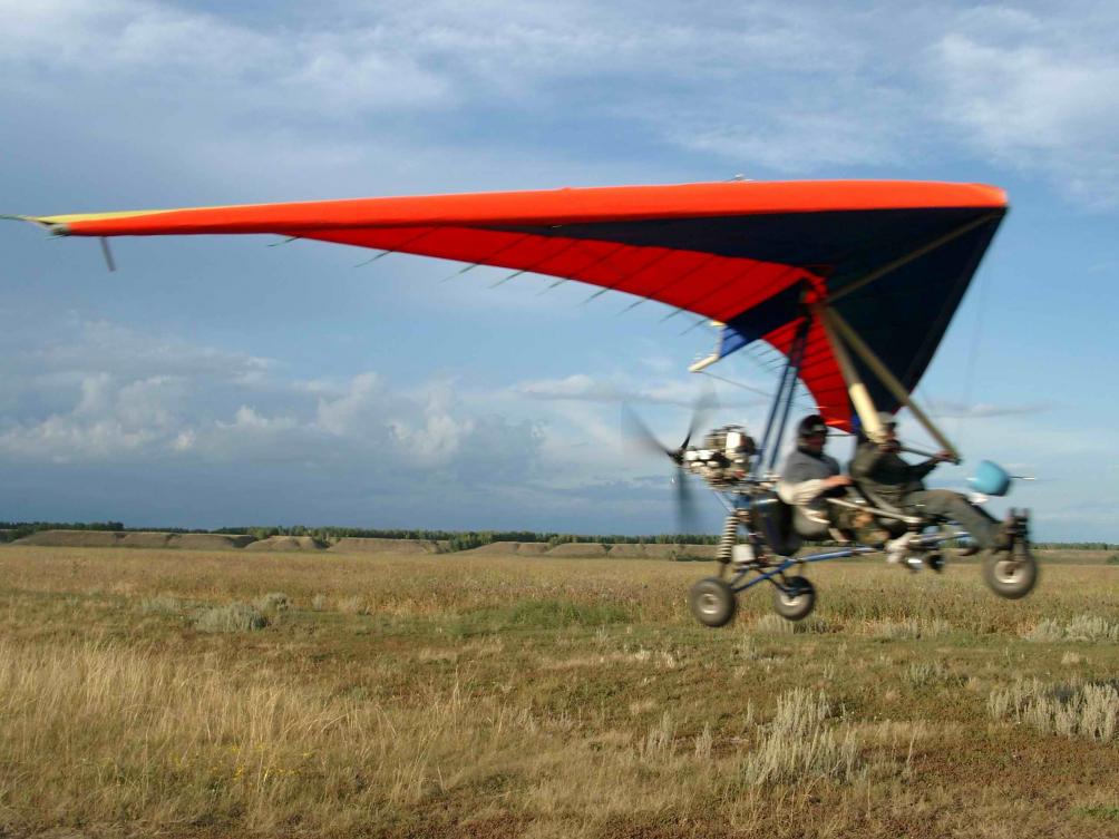 Kandavas pagastā nogāzies deltaplāns; slimnīcā miris pilots /FOTO; papildināts/