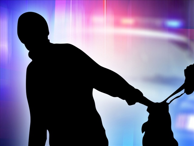 Tukumā notver somiņu zagli; strīda laikā sadur vīrieti; jaunietis izsit durvju stiklu