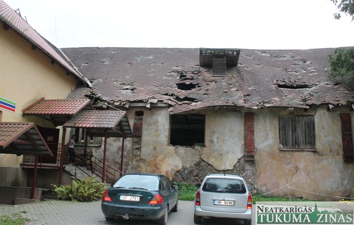 Vai nenonesīs jumtu «Centra» ēkai Jaunpilī?