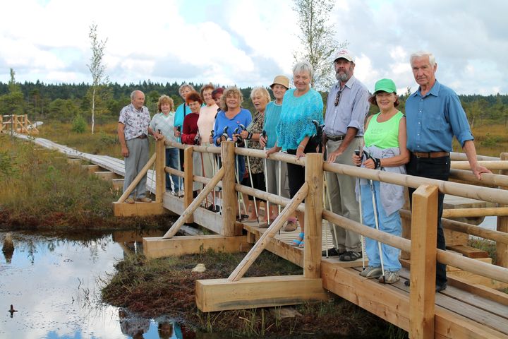 Tukuma nūjotāji Ķemeru tīreļa laipās