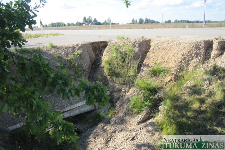 Brāķi uz ceļa Grenčos salabošot