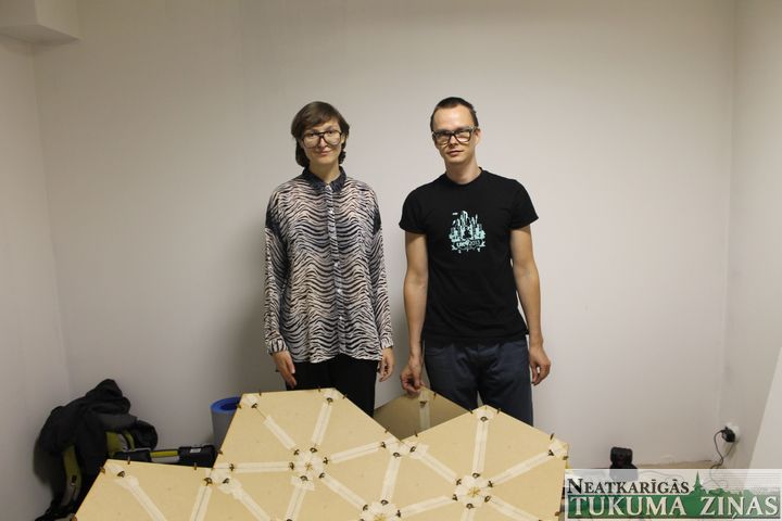 Performances «Baboon Bar» – ārpus rāmjiem