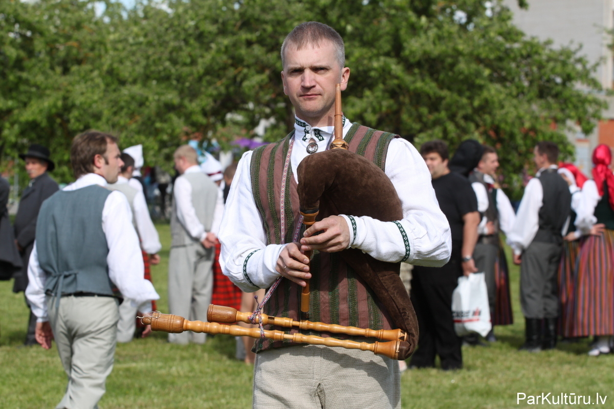 Top Edgara Lipora monoizrāde «Karavīrs»