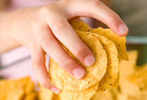 Lielākā daļa Latvijas iedzīvotāju neatbalsta neveselīgās pārtikas aplikšanu ar akcīzes nodokli