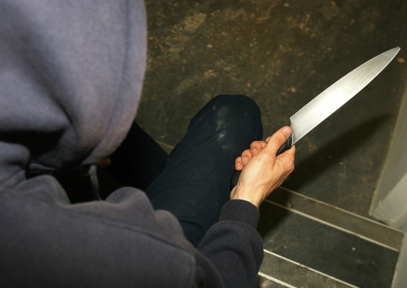 Tukumā sadur dzērušu vīrieti un nodedzina automašīnu