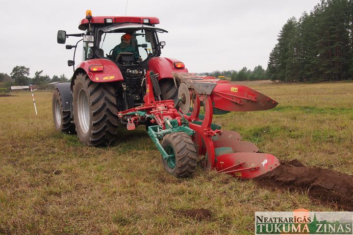 Kandavā notikušas aršanas sacensības /FOTO/