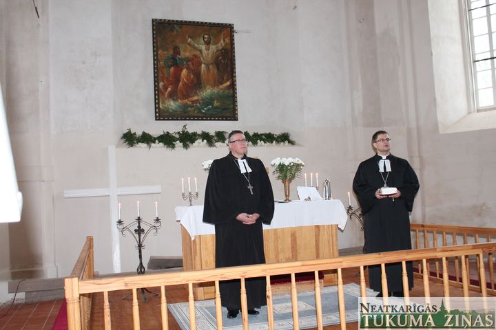 Lestenes baznīcā – jauna altārglezna