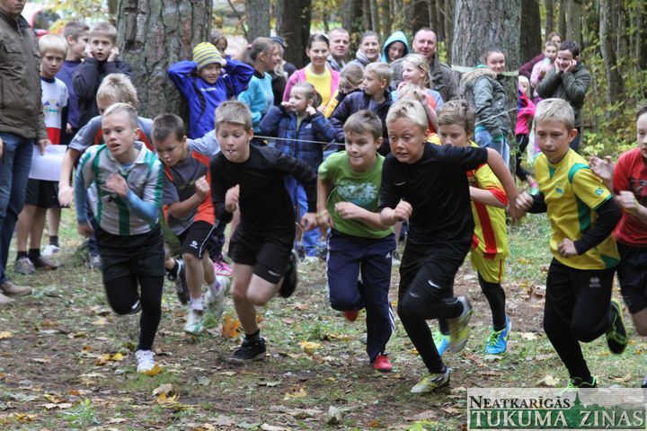 Tukuma un Engures novadu skolēni skrien rudens krosu /FOTO/
