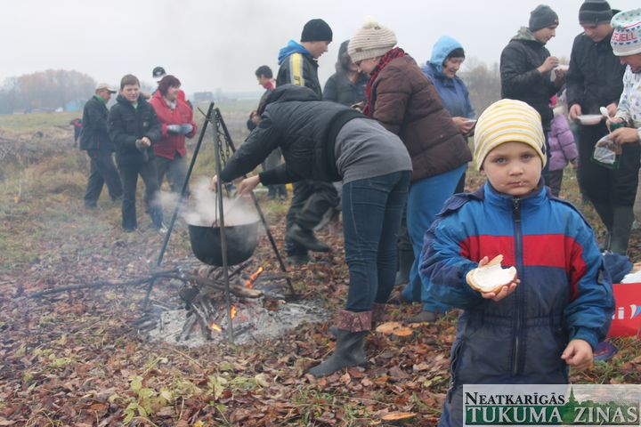 Biedrības «Savai Slampei» talcinieki attīra vietu Slampes parkam /FOTO/