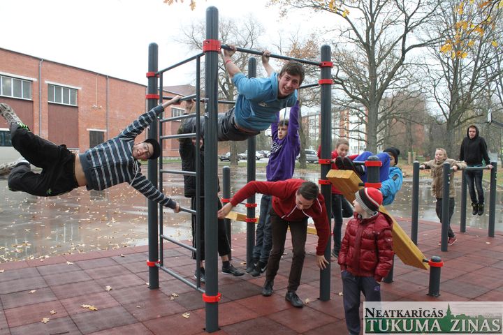 Tukumā atklāts ielu vingrošanas laukums