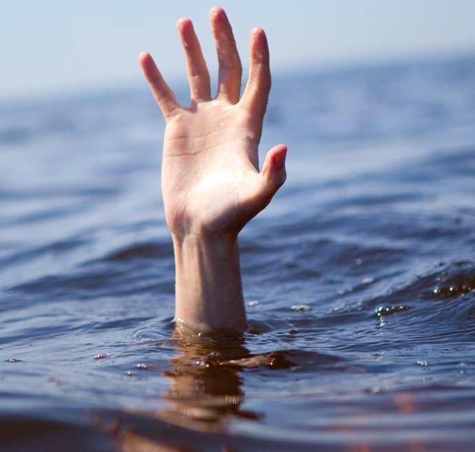 Garāmgājējs izglābj slīkstošu sievieti