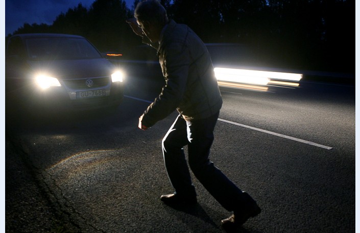 Kandavā notriekts gājējs bez atstarotāja; Jauntukumā dubļos iestieg ‘ātrie’