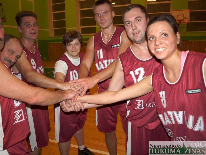 Kandavas tehnikuma sporta zālē skolotāji un audzēkņi aizvada draudzības maču basketbolā