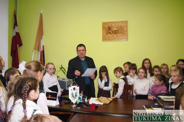 Par Kandavas novada domes priekšsēdētāju vēlas kļūt 69 skolēni /FOTO/