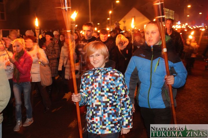 Lāčplēša dienas Lāpu gājiens Tukumā /FOTO/