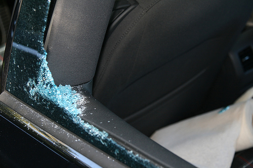 Jauntukumā automašīnām izsisti priekšējo durvju stikli