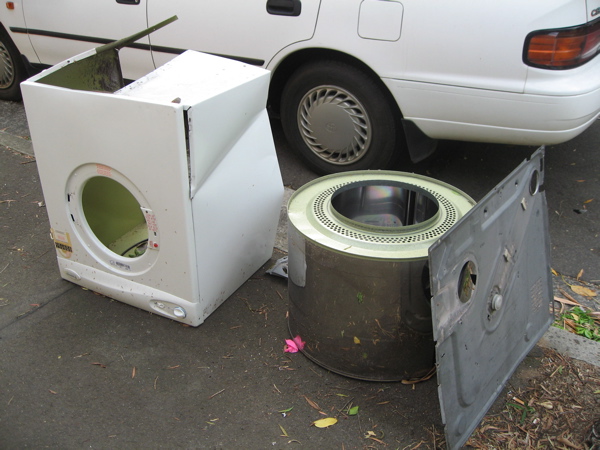 Tukumā no mājas nozog veļasmašīnu un ledusskapi