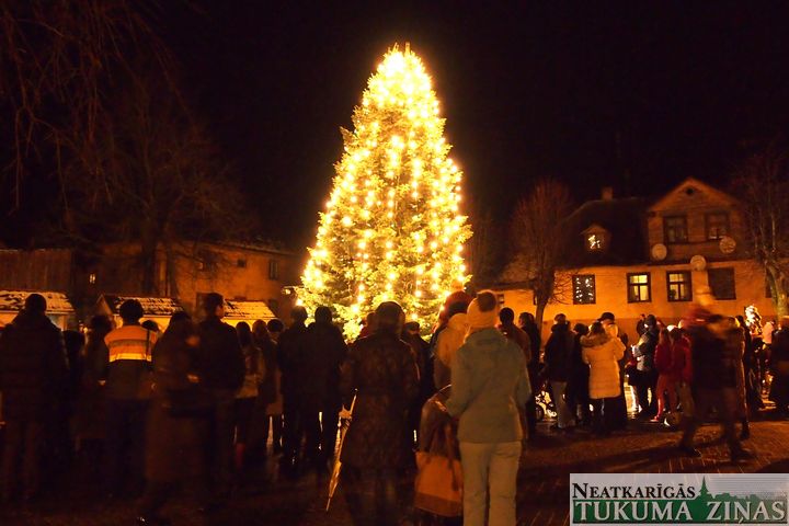 Kandavas Promenādē iedegta svētku egle