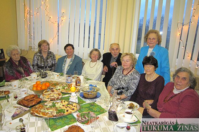 Lapmežciema vecākās paaudzes skolotājas tiekas Ziemas saulgriežos