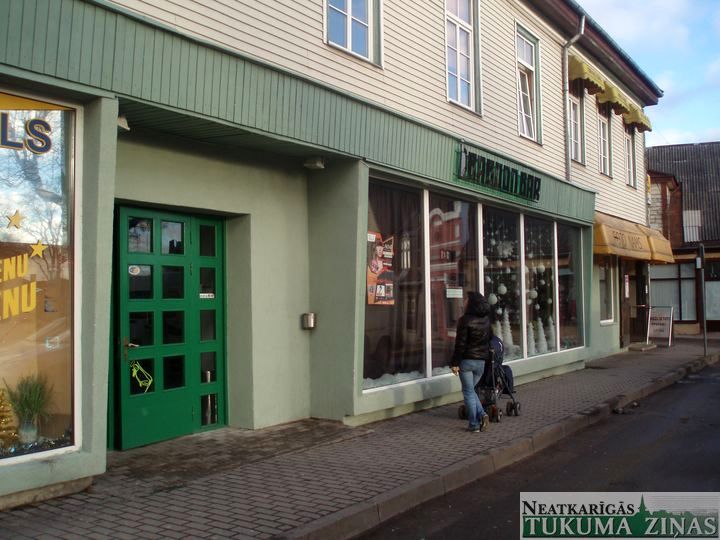 Tukumā «Rimi» veikala jumts rūsē un deformējas; «Baboon Bar» nav nodots ekspluatācijā