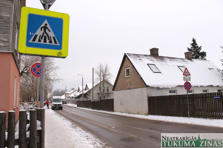 Kāpēc pie skolas Spartaka ielā Tukumā nevar apstāties?