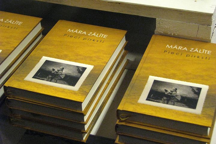 Izdots Māras Zālītes pirmais romāns «Pieci pirksti» par dzejnieces bērnību