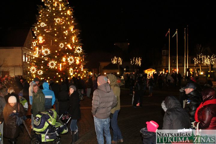 Spītējot vējam un lietum, iedegta Tukuma pilsētas egle /FOTO/