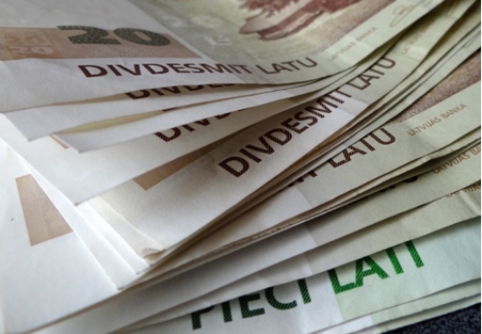 Latvijā labprātāk naudu aizņemas nekā aizdod vai atdod