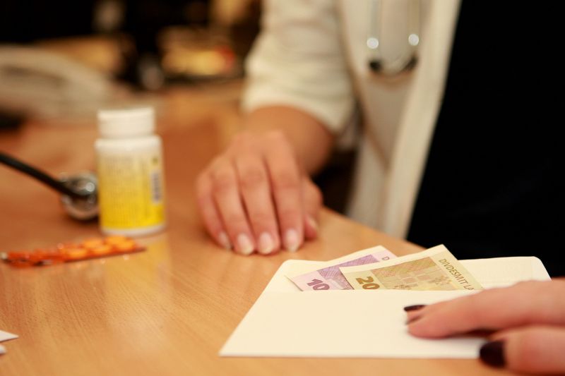 Par krāpšanu un prettiesisku labuma pieprasīšanu KNAB lūdz uzsākt kriminālvajāšanu pret neiroķirurgu