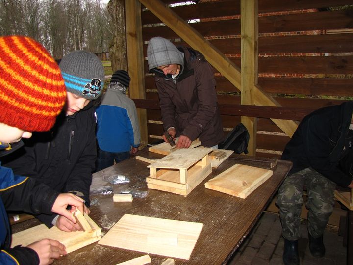 Vecmokās skolēni sadarinājuši putnu barotavas