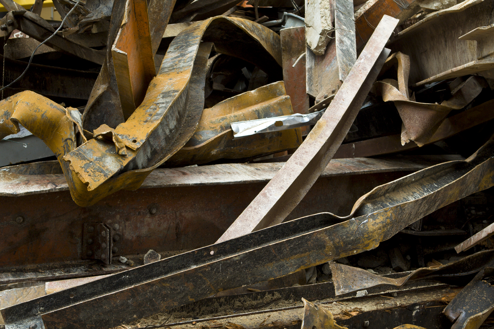 Slampē notverti trīs metāllūžņu zagļi