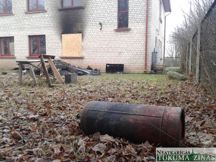 Ugunsgrēks sabojājis nesen izremontēto Slampes kopmītnes ēku