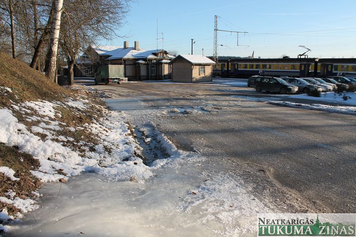 Tukumā, Stacijas ielā sasalušie avoti turpina “augt”