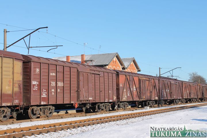 Kāpēc Latvijas dzelzceļa stacijās stāv vairāki tūkstoši preču vagoni?