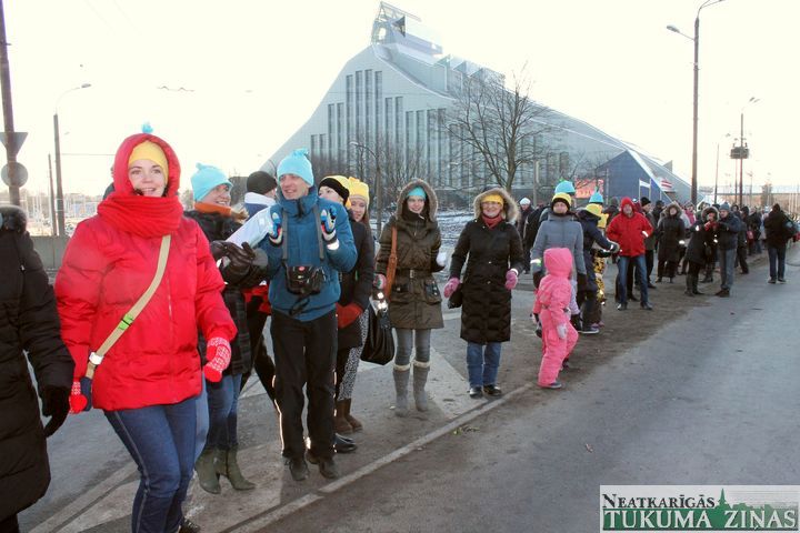 Ar grāmatu ķēdi Rīga kļūst par Eiropas kultūras galvaspilsētu /FOTO/