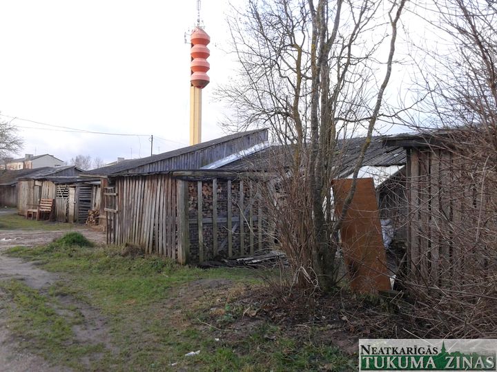 Iedzīvotāju sanāksmē spriedīs par šķūnīšiem Slampē