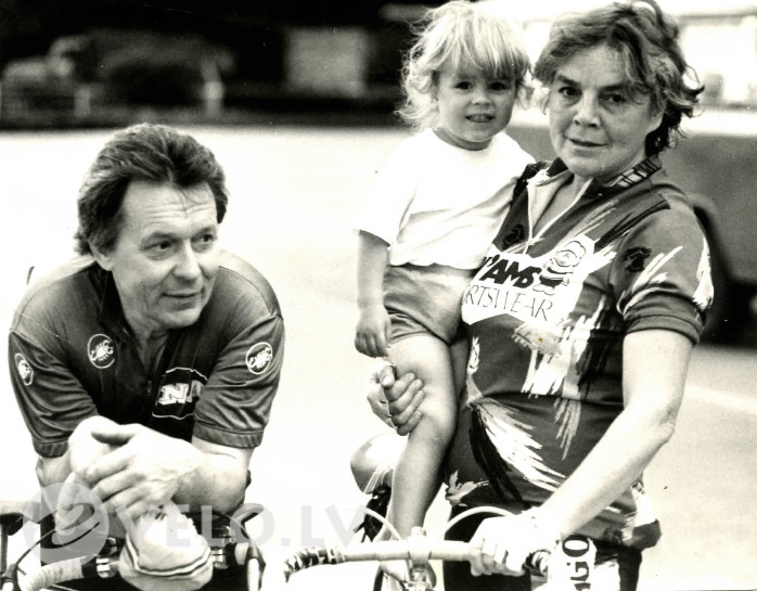 Aizsaulē aizgājusi Latvijas riteņbraukšanas leģenda Baiba Caune-Morzika