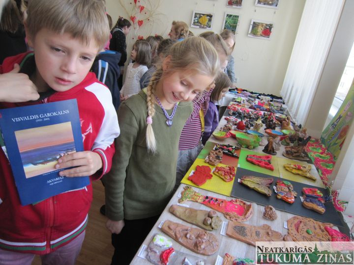 Lapmežciemā atklāj skolēnu lietišķās mākslas izstādi /FOTO/