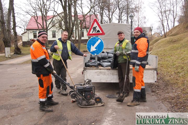 Kandavā sākas bedrīšu “lāpīšana”