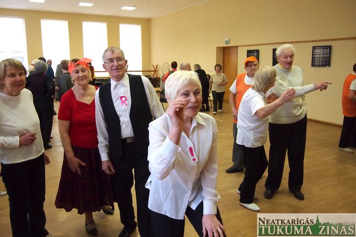 Kandavas Pensionāru dienas centrā sporto seniori