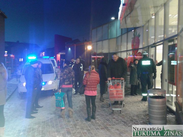 Slēgts lielveikals «Rimi» Tukumā. Apmeklētāji un personāls evakuēts /papildināts 10.34/