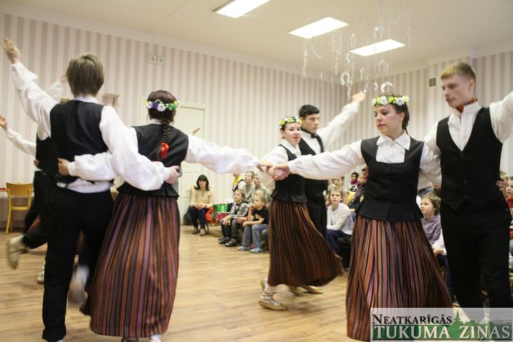 Dzirciema skolas kolektīvs sagādā svētkus Pelču skolēniem un skolotājiem