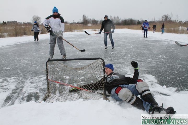 Jaunsātu atklātajā hokeja čempionātā /FOTO/